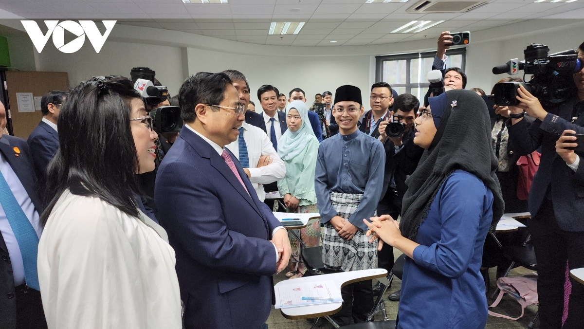 PM Chinh visits University of Brunei Darussalam